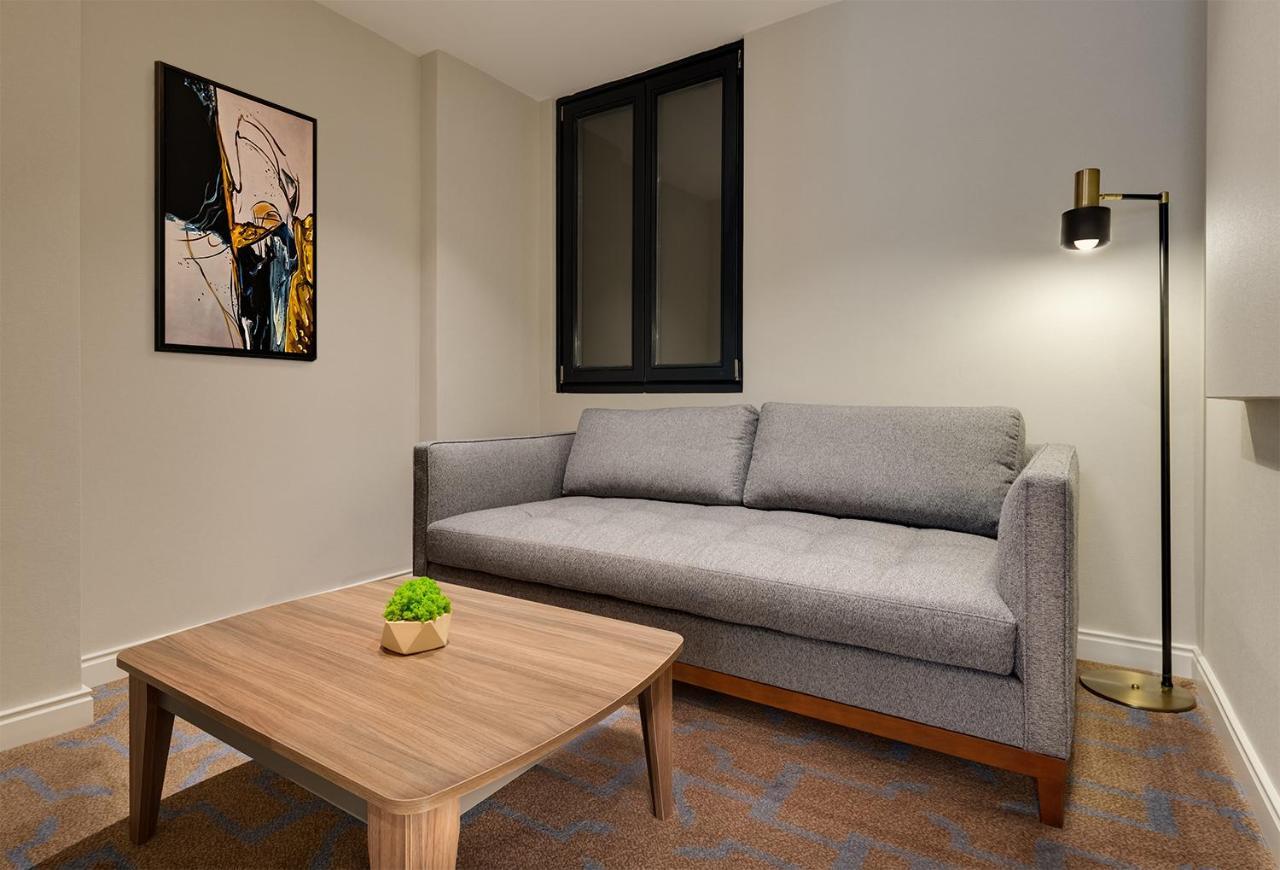 Gleam Collection Hotel 이스탄불 외부 사진 A living room with a sofa